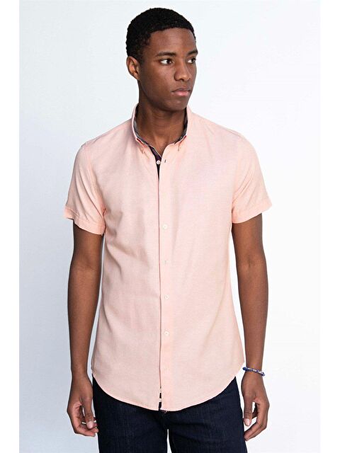 TUDORS Erkek Slim Fit Dar Kesim Kısa Kollu Pamuklu Oxford Doku Kolay Ütülenebilir Pembe Düğmeli Yaka Gömlek