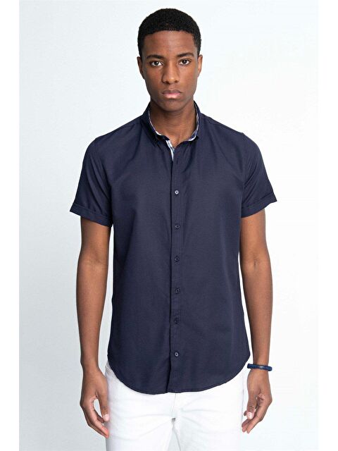TUDORS Erkek Slim Fit Dar Kesim Kısa Kollu Pamuklu Oxford Doku Lacivert Düğmeli Yaka Gömlek
