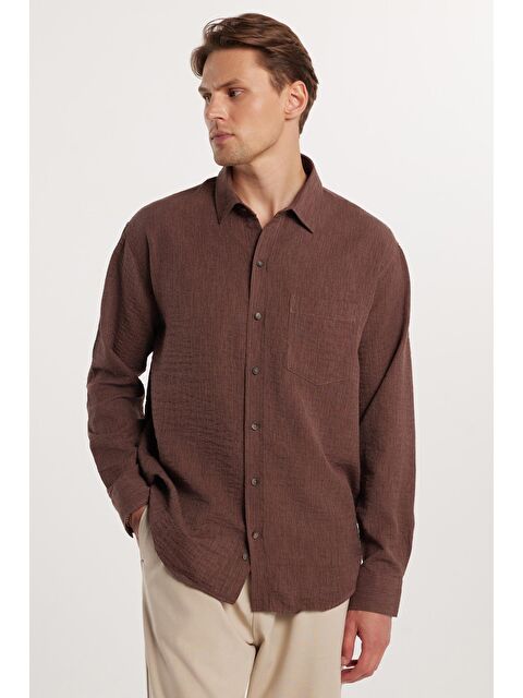 TUDORS Erkek Relax Fit Rahat Kesim Pamuklu Keten Doku Tek Cepli Kahverengi Gömlek