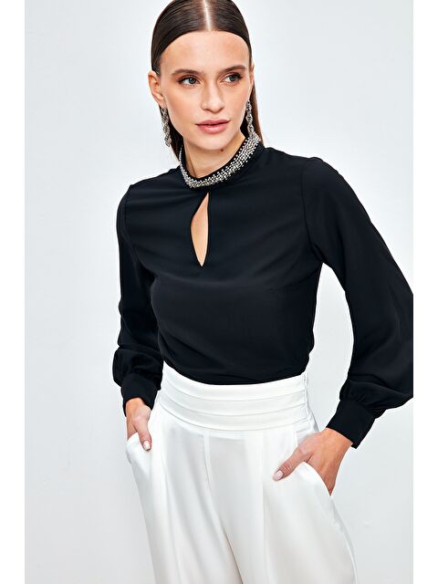 SATEEN Yaka Aksesuarlı Bluz - Siyah - S000323118-19351