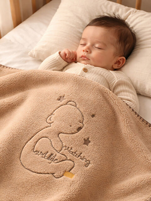 Mahfel Kahve Welsoft Çift Katlı Oturan Ayı Nakışlı Bebek Battaniyesi - S000513111-19413