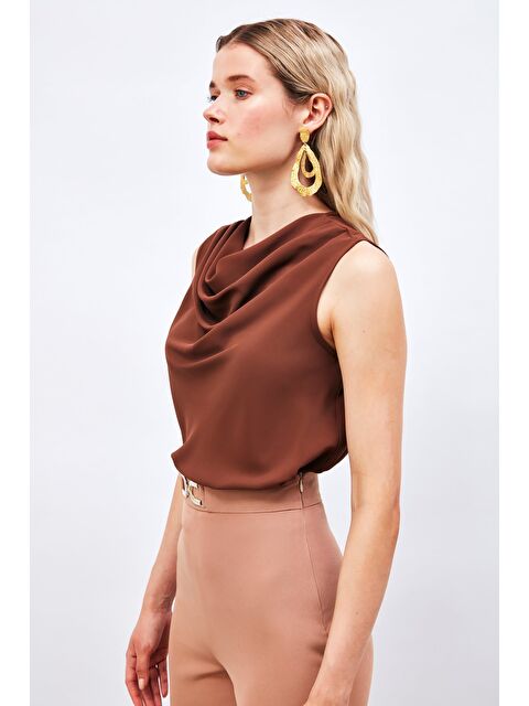 SATEEN Degaje Yaka Kolsuz Bluz - Kahve - S000323010-19413