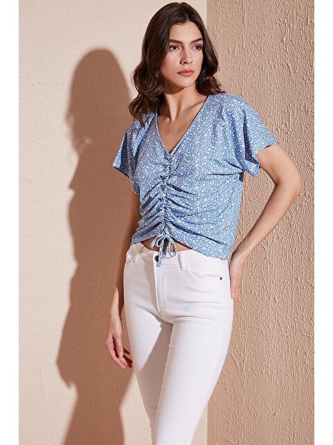 Lela Çiçek Desenli Önü Büzgülü V Yaka Crop Bluz 5864486Y4 - S000000373-17234
