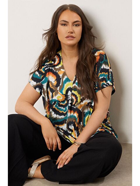 Stil Diva Büyük Beden V Yaka Kısa Kollu Soyut Desenli Asimetrik Kesim T-shirt 616346 - S000427825-23173
