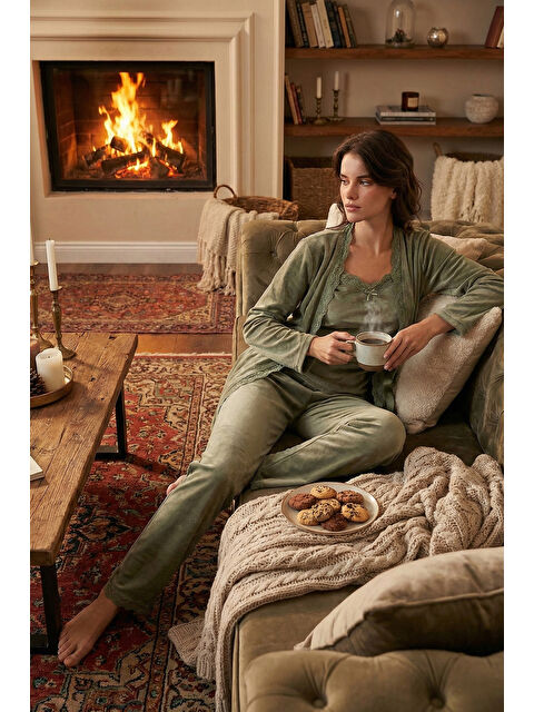 Lela Regular Fit Dantelli Yumuşak Dokulu Sabahlıklı Kadife Kadın Pijama Takımı 6095545W4