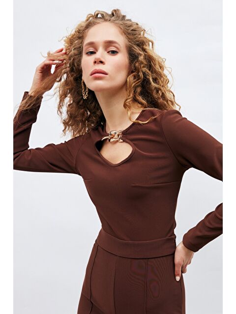SATEEN Zincir Detaylı Bluz - Kahve - S000323155-19413