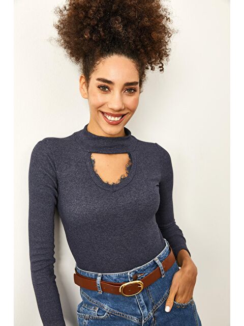 Xhan İndigo Yarım Balıkçı Yaka Pencere Detaylı Kaşkorse Bluz 2YXK2-46112-27 - S000033030-23093