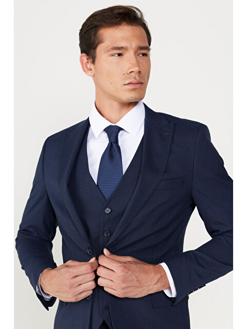Altınyıldız Classics Erkek Lacivert-Siyah Slim Fit Dar Kesim Kırlangıç Yaka Kareli Yünlü Yelekli Takım Elbise