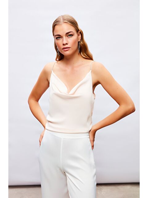 SATEEN Degaje Yaka Zincir Askılı Bluz - Bej - S000323046-19928