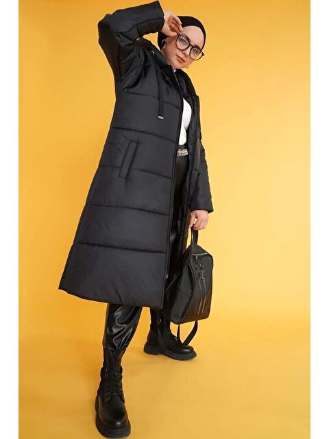 Hazelin Kadın Siyah Tesettür Kapüşonlu Uzun Oversize Şişme Mont HZL23W-BD151201 - S000055737-19351