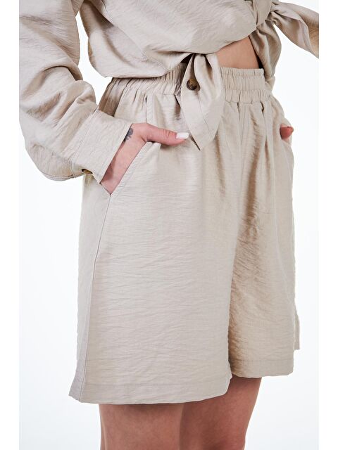 Chandraswear Bej Kadın Dokuma Keten Görünümlü Rahat Kalıp Şort - Noe - S000029035-19928