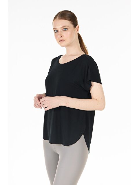 Chandraswear Siyah Yırtmaç Detaylı Rahat Kalıp Modal Tişört - Dora - S000029039-19351