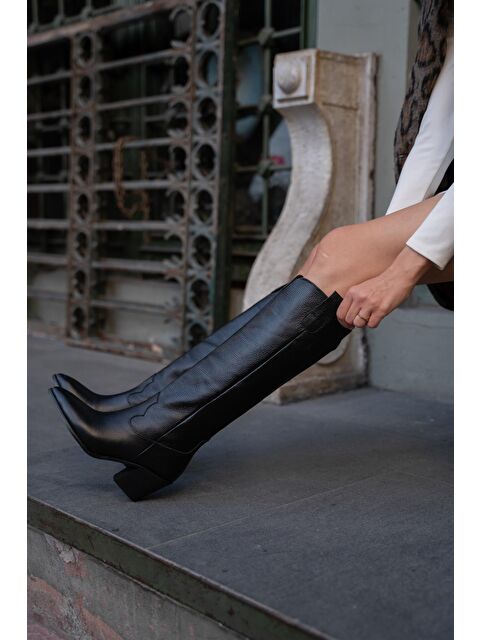 MADAMRA Siyah Kadın Gerçek Deri Topuklu Ve İşlemeli Kovboy Çizme - S000082971-19351