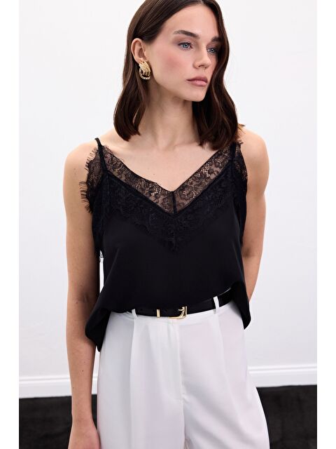 SATEEN Dantel Detaylı Askılı Bluz - Siyah - S000499951-19351
