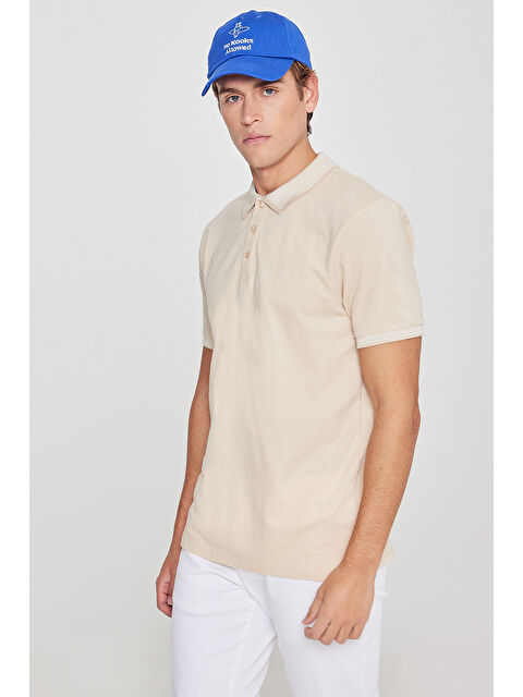 AC&Co / Altınyıldız Classics Erkek Açık Bej-Beyaz Slim Fit Dar Kesim Kıvrılmaz Polo Yaka Kısa Kollu Tişört