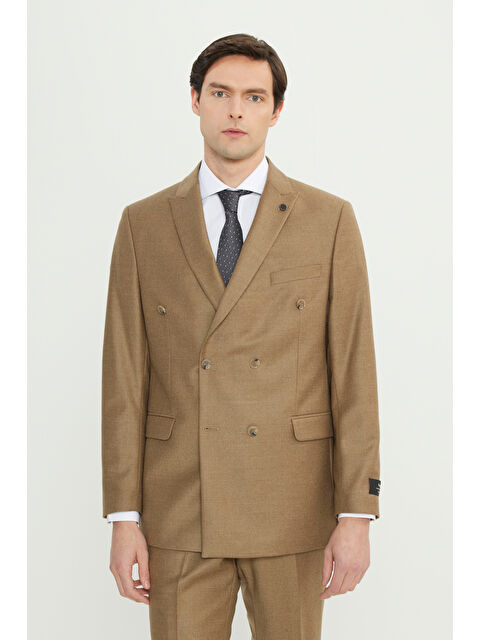 Altınyıldız Classics Erkek Camel Yünlü Slim Fit Dar Kesim Kırlangıç Yaka Kapak Cepli Kruvaze Takım Elbise - S000463552-4557