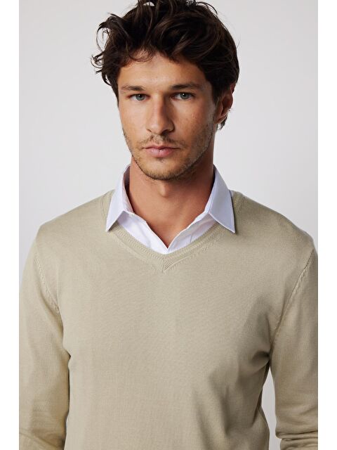 TUDORS Erkek Standart Fit Normal Kesim V Yaka Pamuklu Taş Rengi Triko Kazak