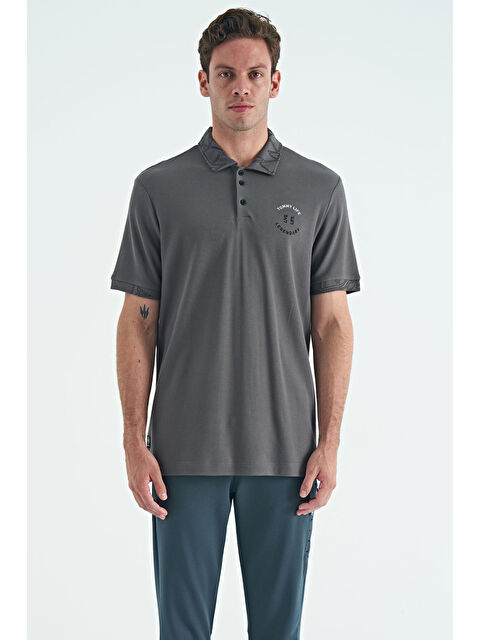 Tommylife Koyu Gri Yazı Nakışlı Baskı Detaylı Standart Kalıp Polo Yaka Erkek %100 Pamuk Tişört - 88239 - S000145698-29351