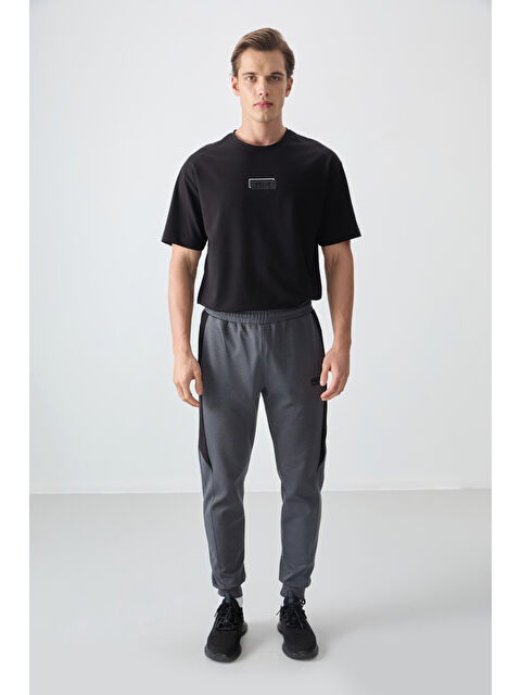 Air Jones Koyu Gri Yüzeyi Dokulu Standart Fit Nakışlı  Eşofman Alt - 82126 - S000203348-29351