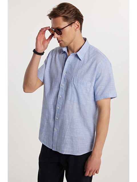 TUDORS Erkek Regular Fit Klasik Kesim %100 Pamuk Keten Doku Tek Cepli Çizgili Kısa Kollu Gömlek