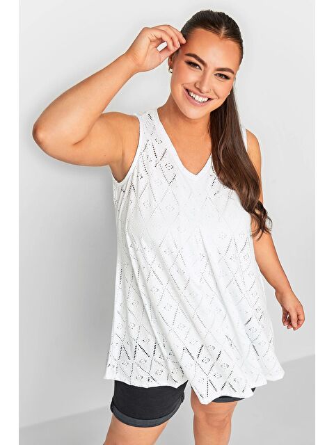 Stil Diva Büyük Beden V Yaka Dantel Detaylı Astarsız Sıfır Kollu Bluz 302382 - S000065038-20063