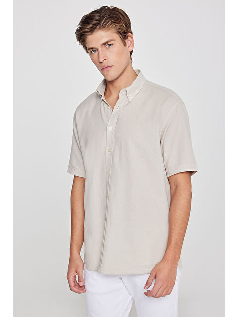 AC&Co / Altınyıldız Classics Erkek Bej %100 Pamuk Comfort Fit Rahat Kesim Düğmeli Gömlek Yaka Armürlü Gömlek