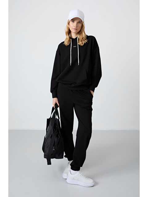 Tommylife Siyah Kapüşonlu Kanguru Cep Oversize Lastik Paça Kadın Eşofman Takımı - 95288 - S000085522-19351
