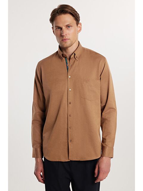 TUDORS Erkek Regular Fit Klasik Kesim Pamuklu Oxford Doku Kahverengi Düğmeli Yaka Gömlek - S000123965-19413