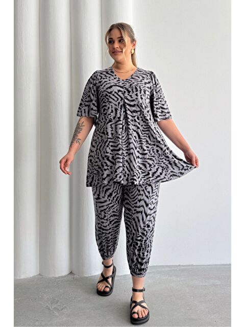 Stil Diva Büyük Beden V Yaka Kısa Kollu Eteği Bollaşan Desenli Bluz 99-5 - S000375668-20600