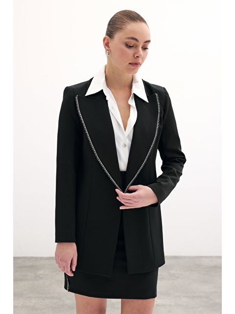 SATEEN Yaka Parlak Aksesuarlı Uzun Ceket - Siyah