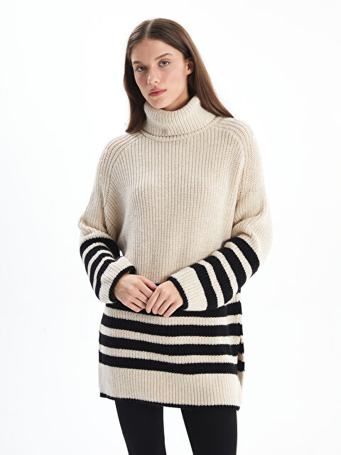 Dexia Brindisi - Balıkçı Yaka Yumuşak Dokulu Rahat Kalıp Çizgili Triko Kazak - Ekru-Siyah Çizgili Renk - S000151534-19965