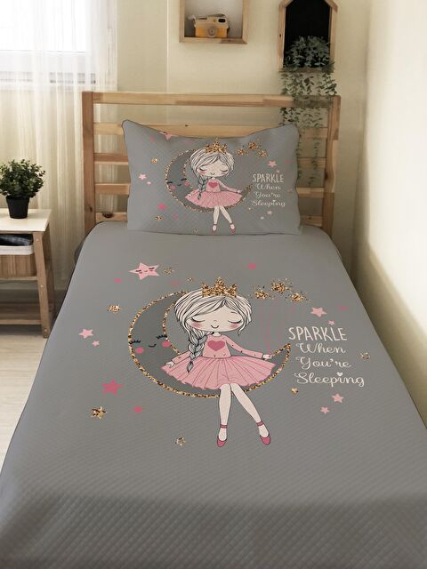 Evmila Gri Ayda Oturan Kız Desen Tek Kişilik Çocuk Pike Takımı - S000020185-23173