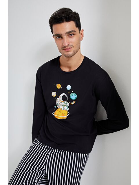 Koza İç Giyim Siyah Erkek Pamuklu Uzun Kollu Üst Astronot Baskılı Alt Çizgili Pijama Takımı - S000325218-37424 | - S000325218-37424