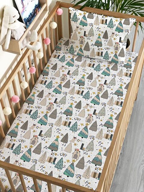 Evmila Yılbaşı Tema Ağaç Desen Baskılı Bebek Boy Lastikli Çarşaf Seti 60x120 cm - S000089186-23173