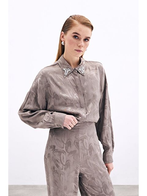 SATEEN Yaka Aksesuarlı Desenli Gömlek - Vizon - S000323543-26429