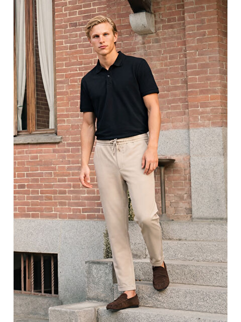 AC&Co / Altınyıldız Classics Erkek Bej Slim Fit Rahat Kesim Beli Bağlamalı Yan Cepli Jogger Pantolon