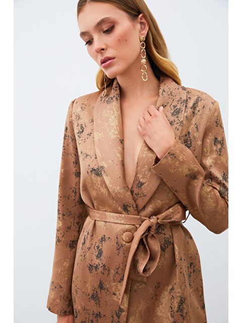 SATEEN Parlak Desenli Kuşaklı Uzun Ceket - Kahve - S000323625-19413