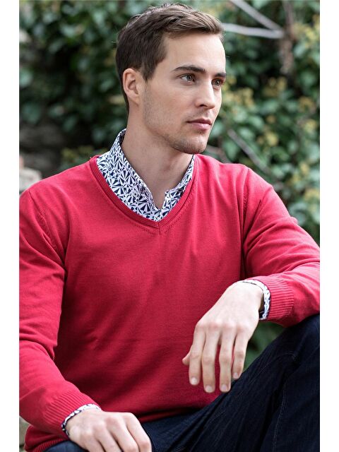 TUDORS Erkek Standart Fit Normal Kesim V Yaka Pamuklu Kırmızı Triko Kazak