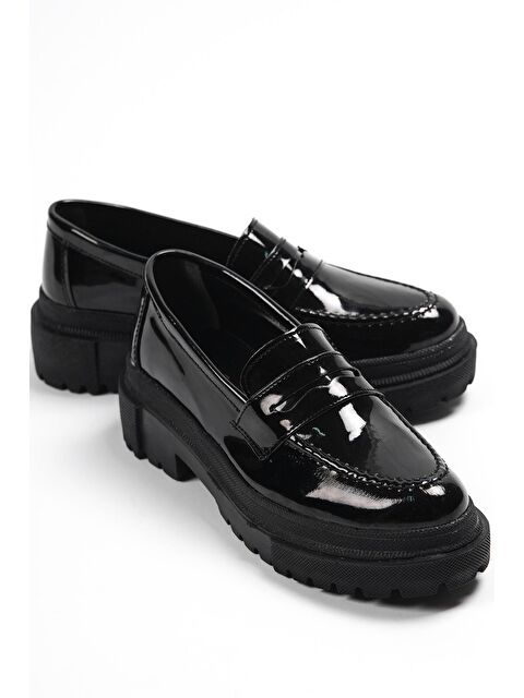 Capone Outfitters Oval Burunlu Trak Tabanlı Rugan Kadın Loafer - S000088312-19351