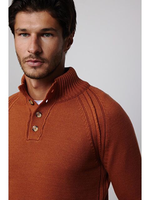 TUDORS Erkek Slim Fit Dar Kesim Dik Yaka Düğmeli Tarçın Triko Triko Kazak