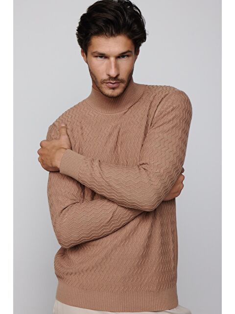 TUDORS Slim Fit Dar Kesim Yarım Balıkçı Yaka Desenli Tüylenmeyen Bej Erkek Triko Kazak