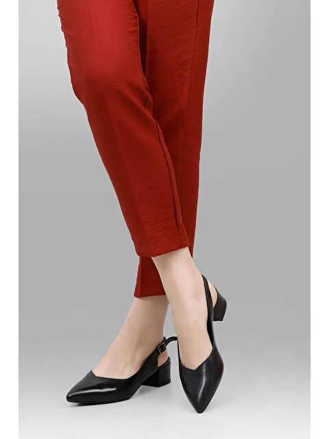 GÖNDERİ(R) SİYAH  Hakiki Deri Sivri Burun Kısa Kalın Topuklu Arkası Açık Kadın Yazlık Ayakkabı 24173 - S000065394-19351