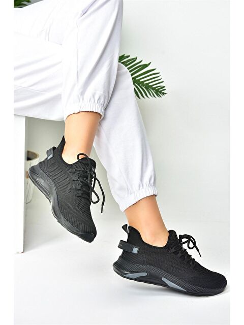 Fox Shoes M702006204 Siyah Kadın Sneakers - S000052343-19351