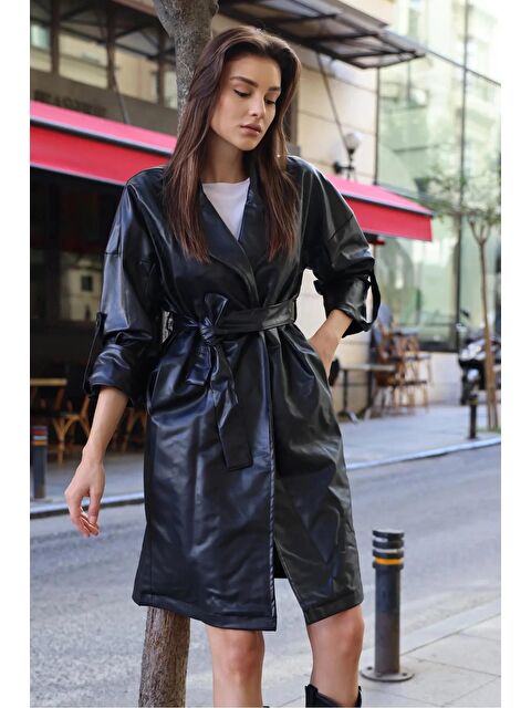 Hazelin Kadın Siyah Kruvaze Yaka Kuşaklı Astarlı Suni Deri Trençkot HZL24W-BD110341 - S000076012-19351