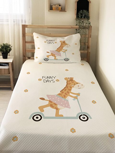 Evmila Kaykaylı Zürafa Desenli Baskılı Çocuk Tek Kişilik Pike Takımı - S000041118-23173