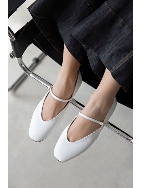 Straswans Evve Kadın Toka Detay Kırışık Deri Babet Beyaz