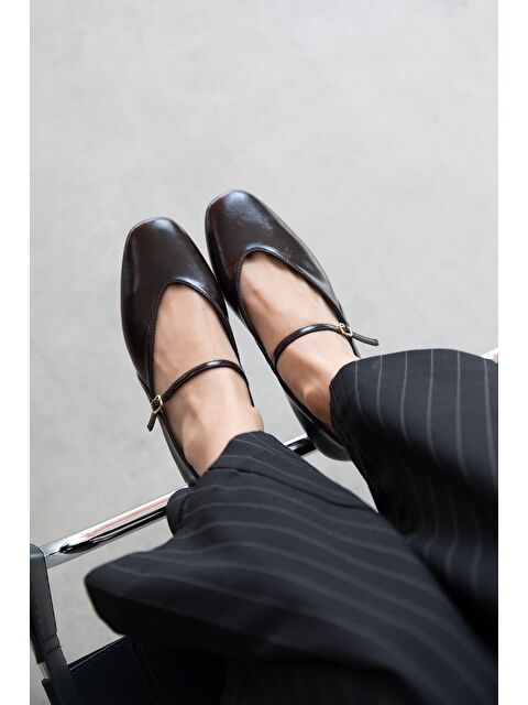 Straswans Evve Kadın Toka Detay Kırışık Deri Babet Kahve