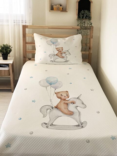 Evmila Ata Binen Ayı Desenli Baskılı Çocuk Tek Kişilik Pike Takımı Beyaz - S000041131-23173