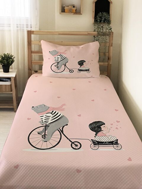 Evmila Ayı Ve Minik Kız Desenli Baskılı Çocuk Tek Kişilik Pike Takımı - S000041135-23173