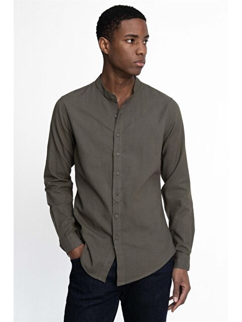 TUDORS Slim Fit Dar Kalıp Uzun Kol Hakim Yaka Pamuklu Keten Efekt Haki Gömlek